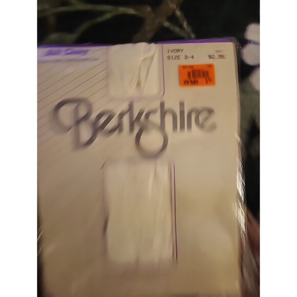 Vintage 80s Berkshire Ivory Control Top ULTRA Sheer Pantyhose Size 3-4 NEW NOS - Picture 2 of 6